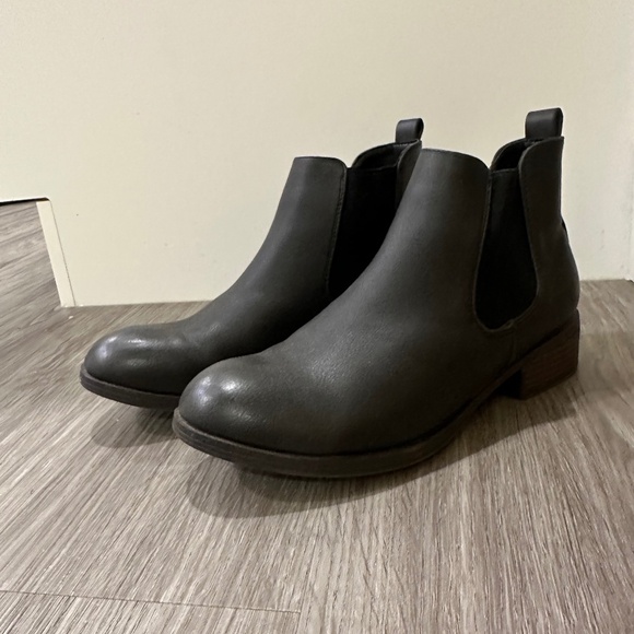 DLG Women’s Size 7 Brown Vegan Leather Chelsea Boot - Picture 4 of 8
